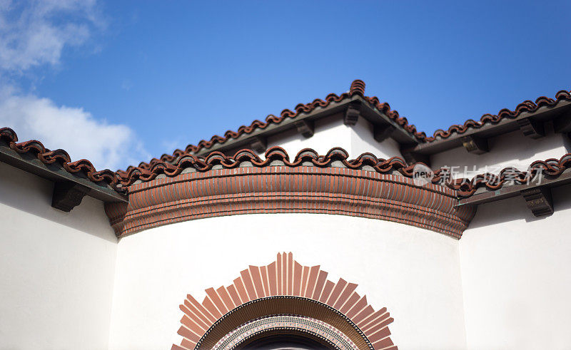La Jolla, CA:阳光明媚的白色房屋上的传统瓦屋顶